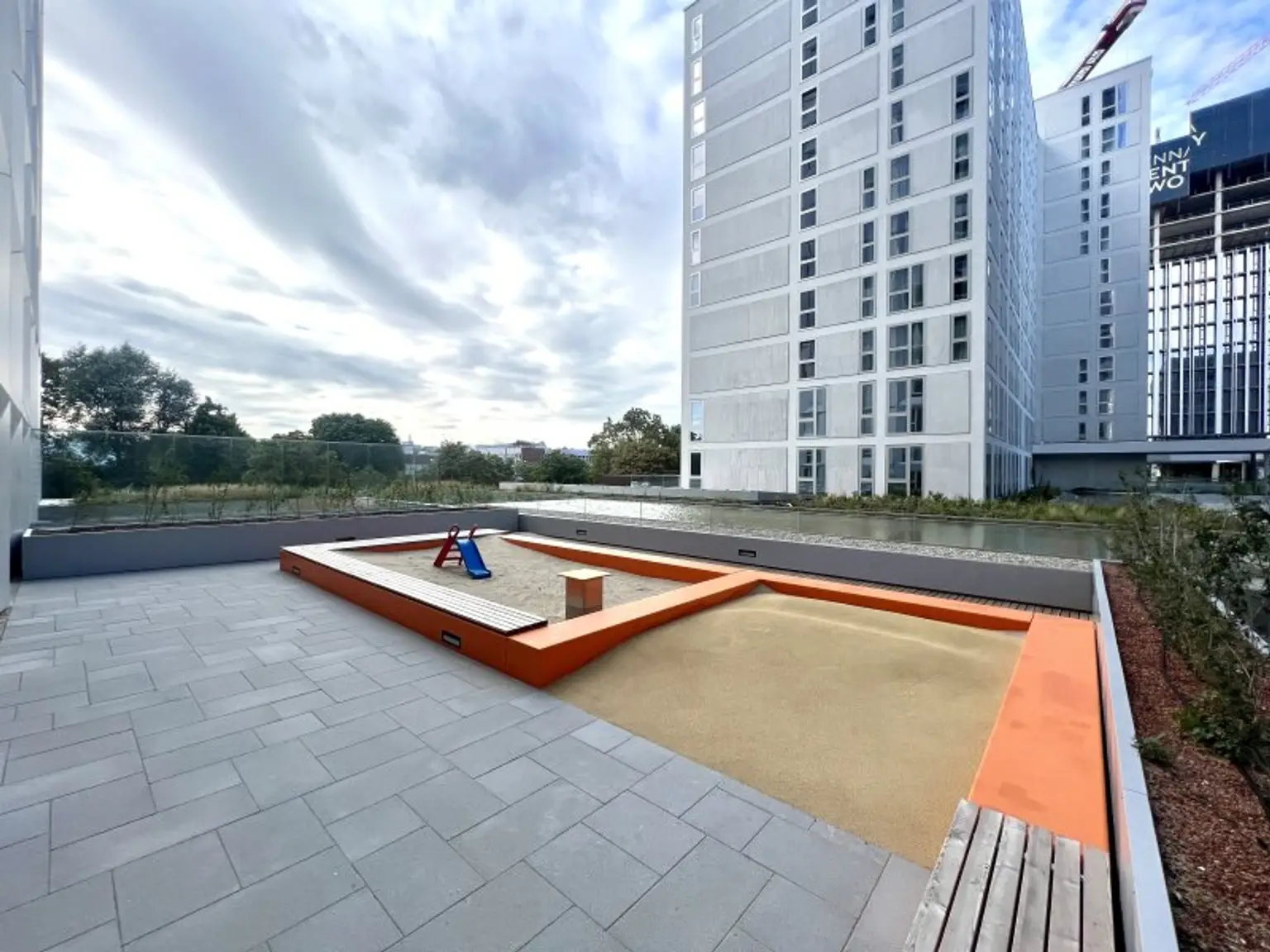 U-Bahn U1 Kagran - Sauna - Loggia - Fitnessraum - Deckenkühlung - Pool am Dach