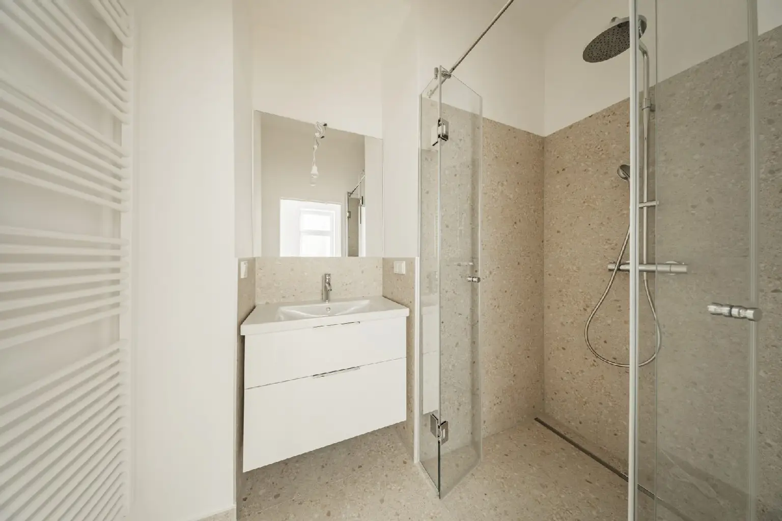 Stilvoller Erstbezug – hochwertig sanierte Altbauwohnung in ruhiger Lage!