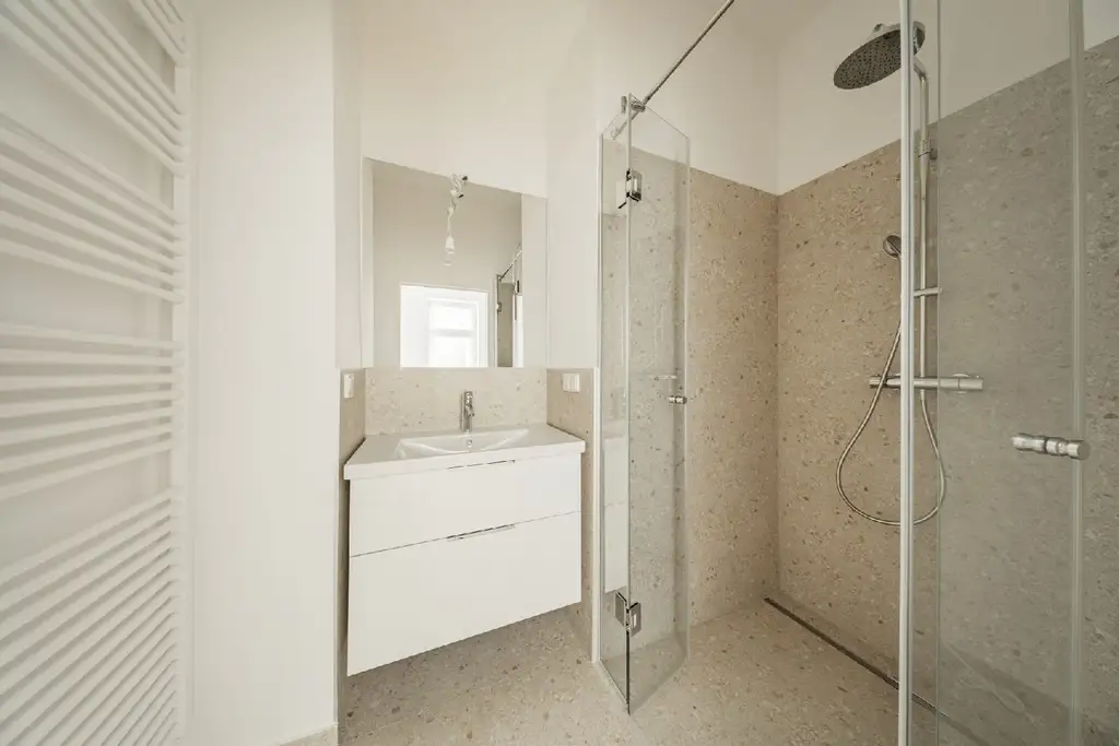 Stilvoller Erstbezug – hochwertig sanierte Altbauwohnung in ruhiger Lage!