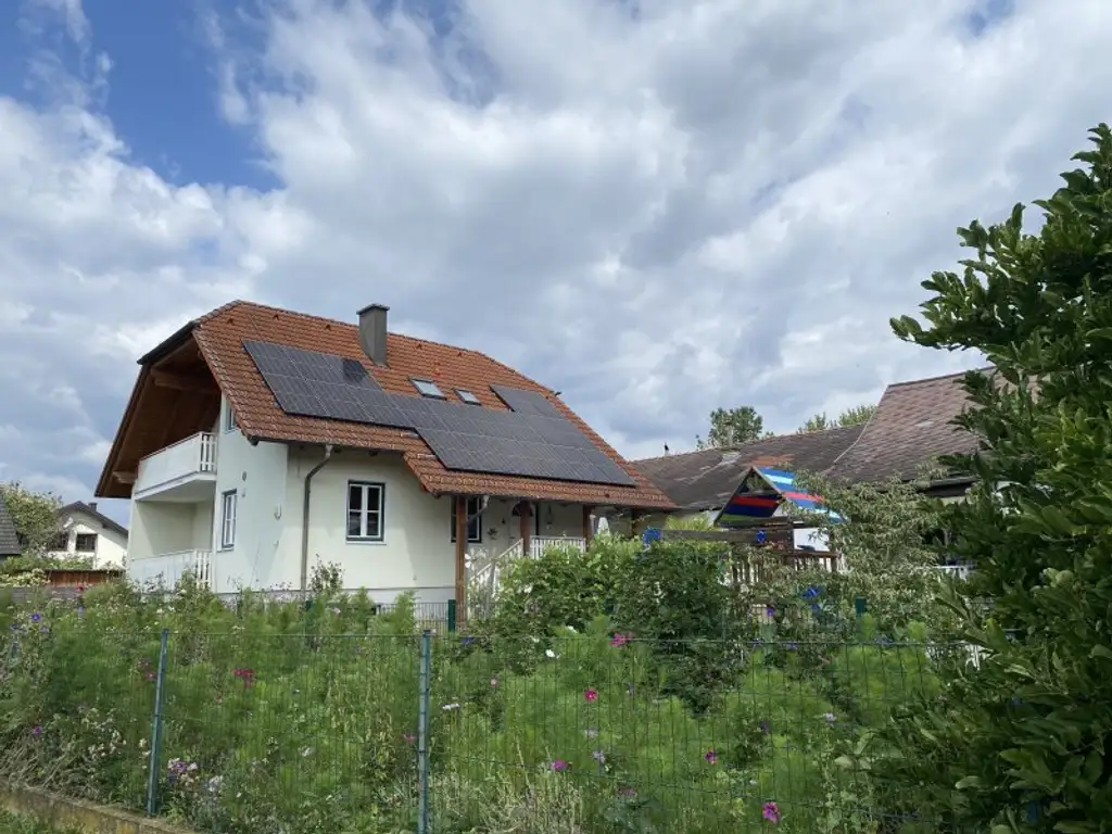 2 Häuser mit Nebengebäuden und Garten
