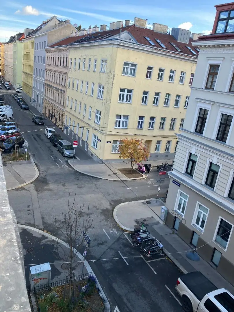 "Under Construction "   Wohnung zum Sanieren.