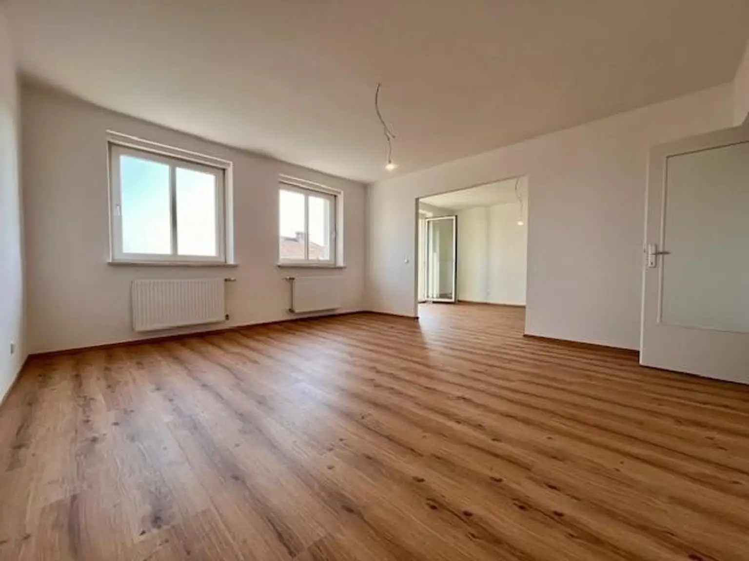 Wohnzimmer mit Balkon