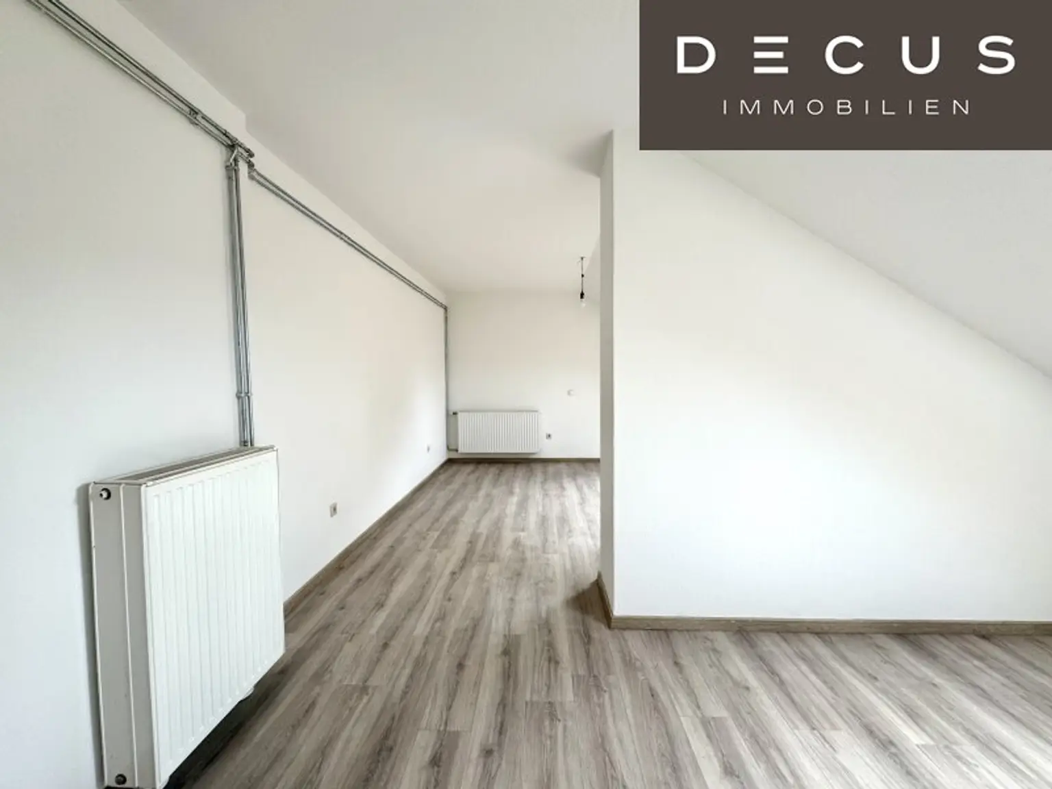 | CHARMANTE DACHGESCHOSSWOHNUNG | HELL & ZENTRAL | 4. OG | IDEAL FÜR SINGLES & STUDENTEN | TOP LAGE  | NÄHE UNI