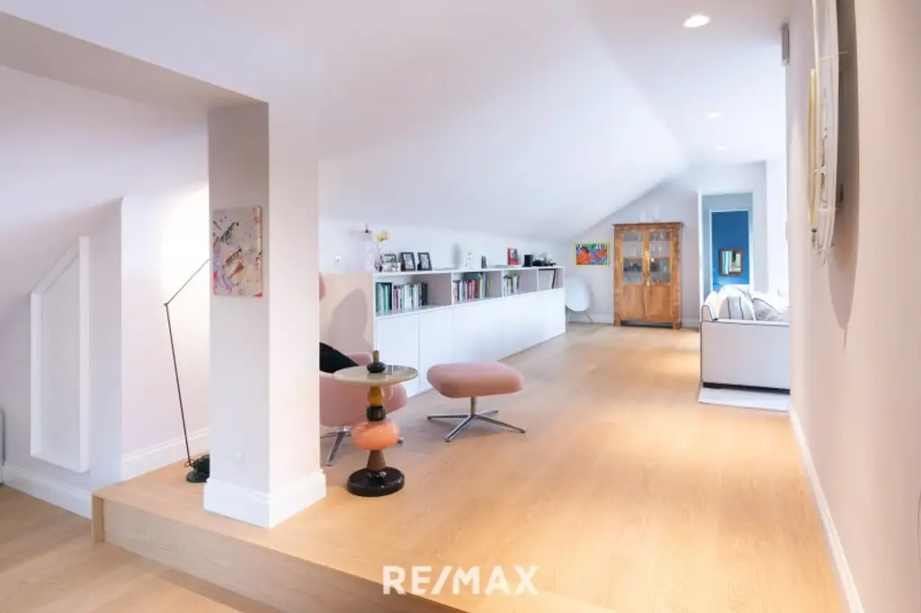 Alt-Hietzing - Luxuriöses Dachgeschoss mit Terrasse auf Wohnebene !