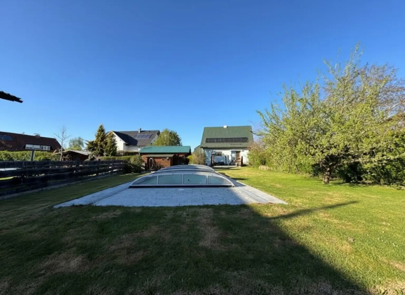 südlicher Grund mit Pool