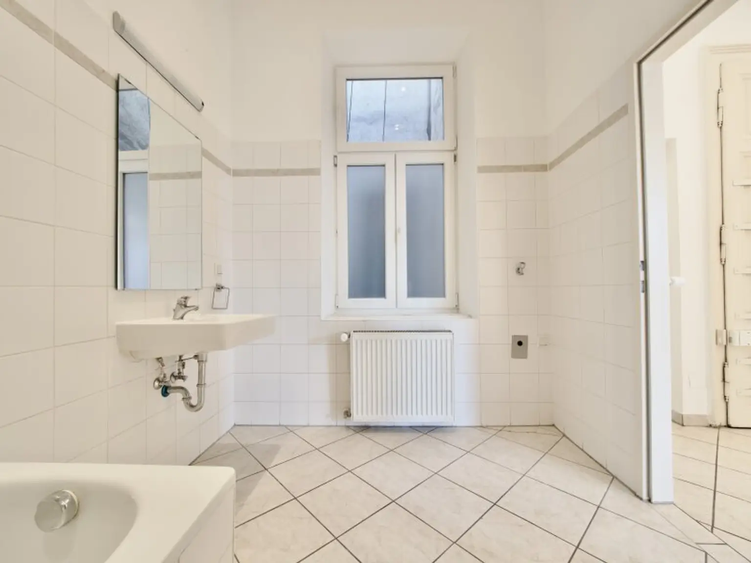 Lichtdurchflutete 4-Zimmer-Altbauwohnung in klassischem Gründerzeithaus in U-Bahn-Nähe