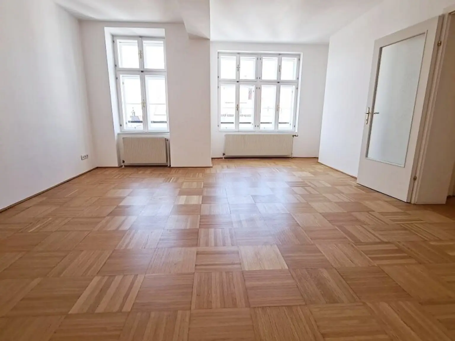 SPITTELBERG, teilsaniertes 84 m2 Dachgeschoß, 3 Zimmer, Extraküche, Wannenbad, Parketten, WG-geeignet, MQ-Nähe
