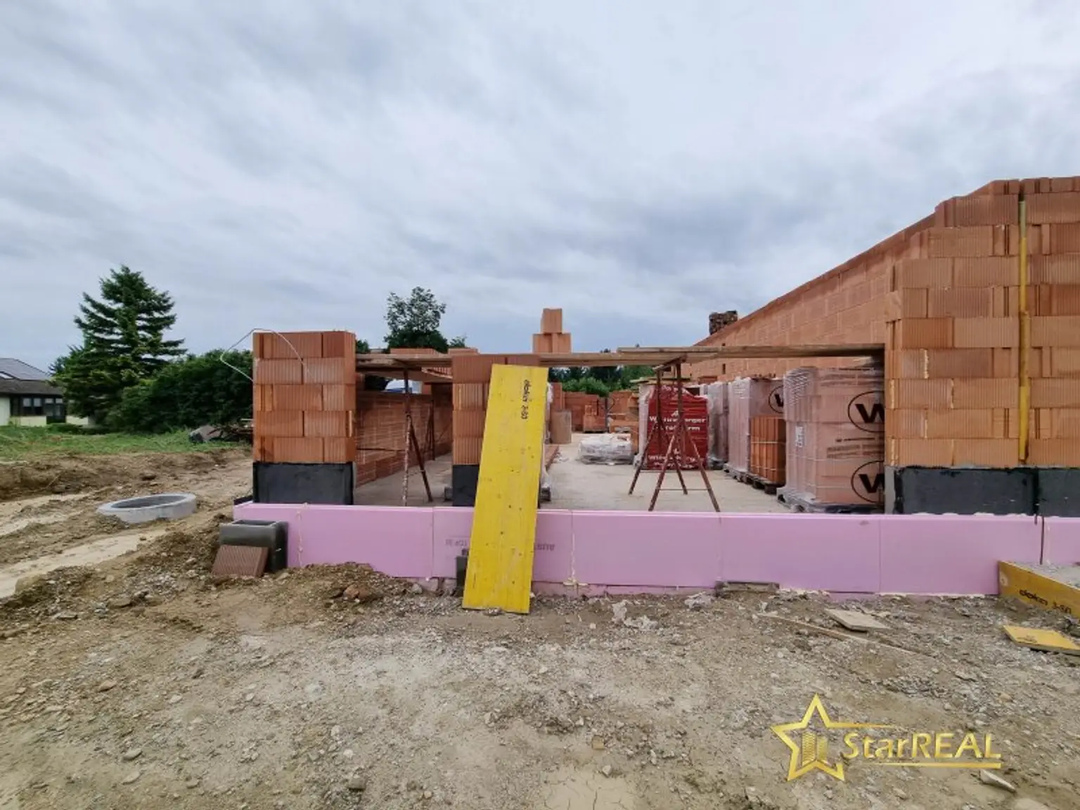 BAUBEGINN ERFOLGT! 2 HÄUSER VERFÜGBAR! EXKLUSIVES DOPPELHAUSPROJEKT. 5 ZIMMER. ZIEGELHAUS MIT KELLER, BALKON, TERRASSE, CARPORT.