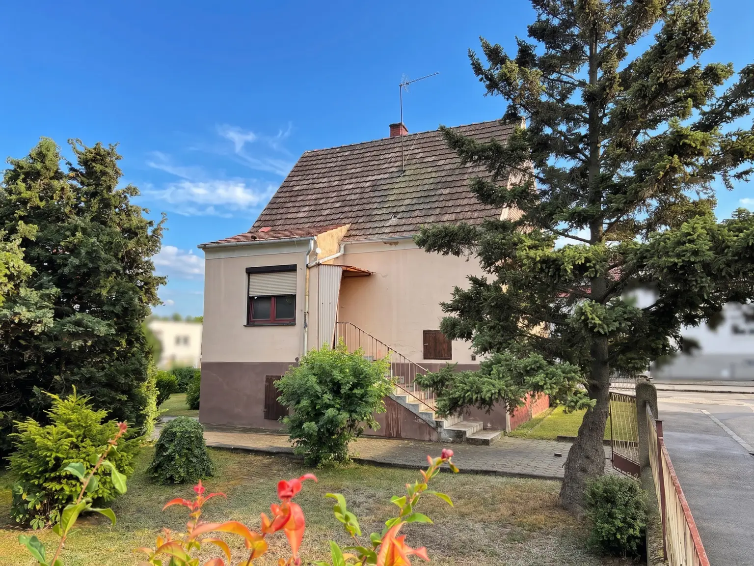 Blick Garten (Himmel KI bearbeitet)