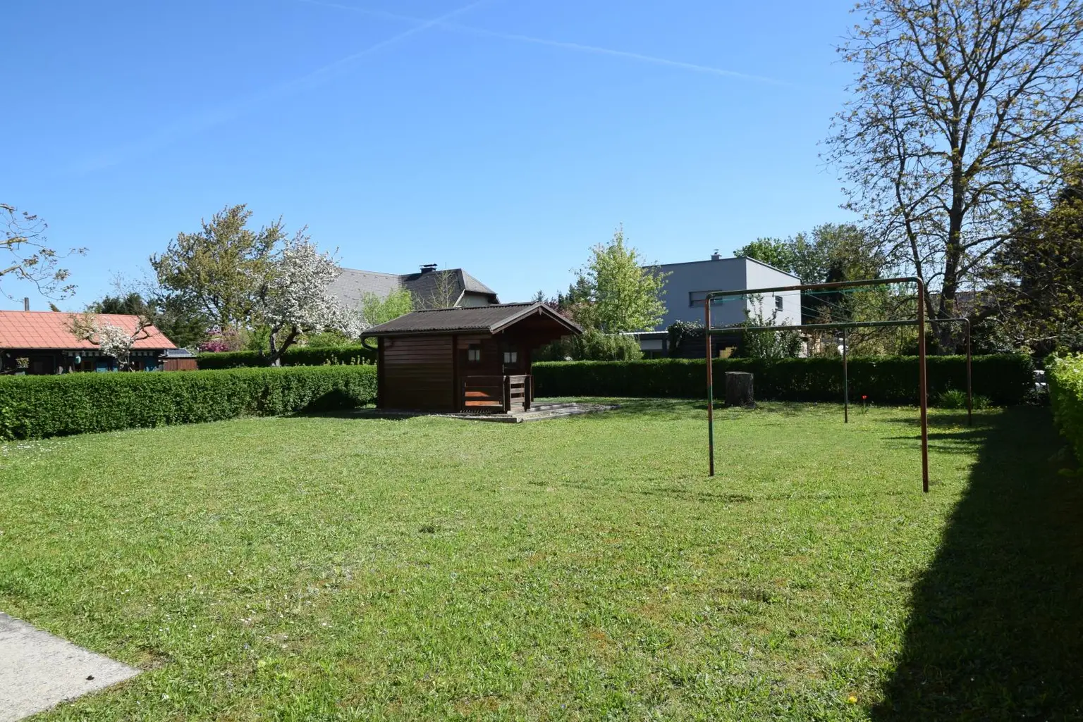 großer sonniger Garten