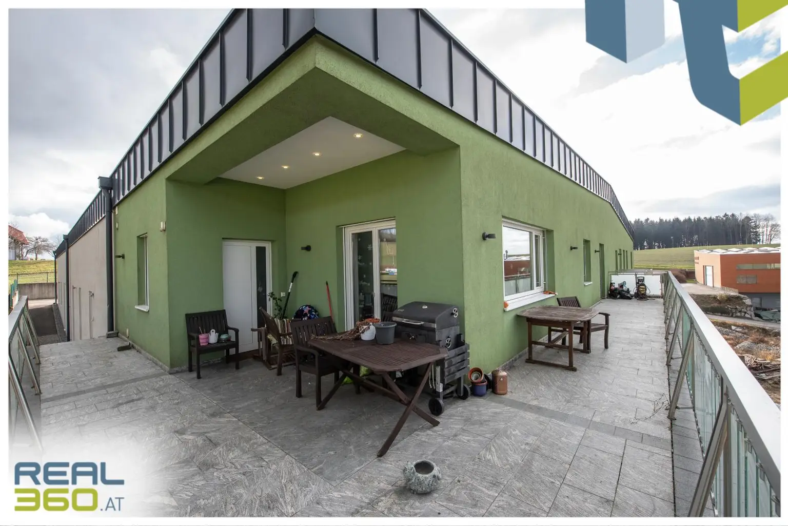 Hochwertige Betriebsliegenschaft auf Baurechtsgrund (Halle, Büro, Lager, Wohnung)