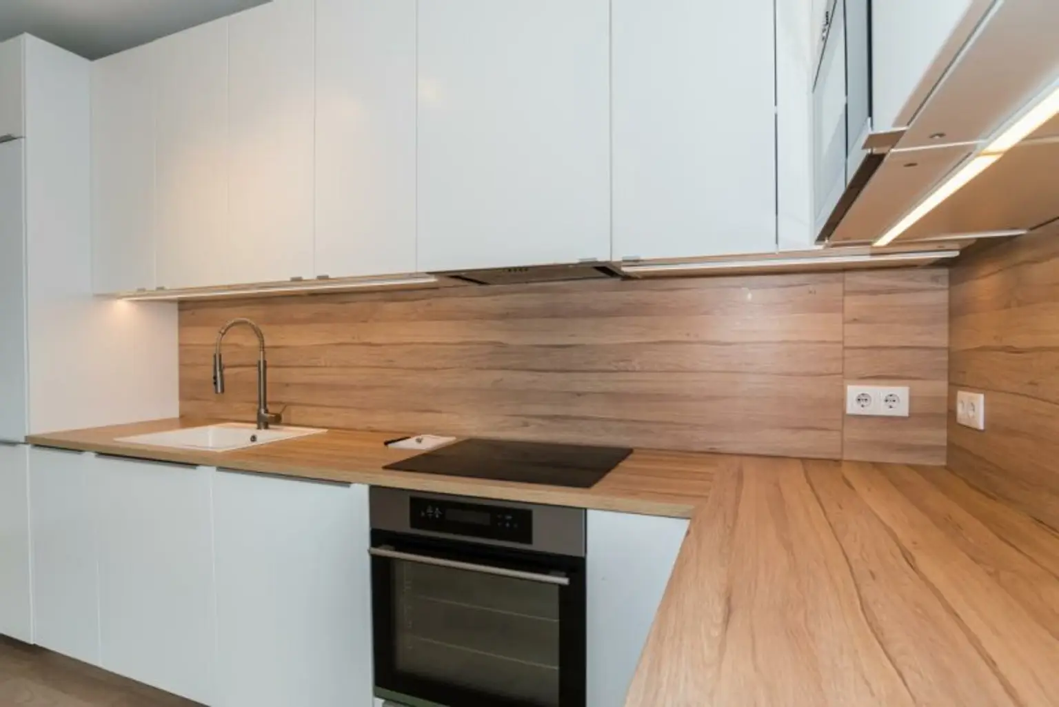 Schöne 3 Zimmerwohnung mit Balkon und 2 PKW Stellplätzen