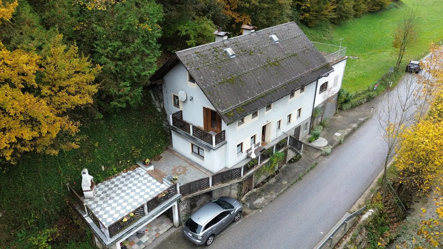Wohnhaus mit großem Waldgrundstück