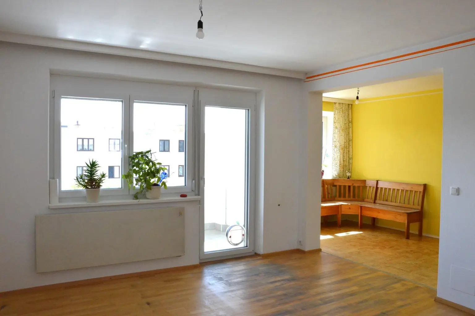 Wohnzimmer mit Zugang zur Loggia