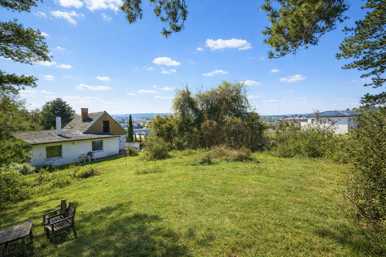 Traumhaftes Baugrundstück mit Bungalow und Gewölbekeller!