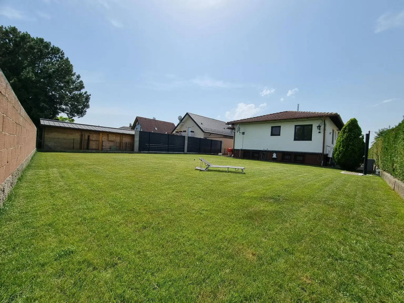 LIEBEVOLLER BUNGALOW MIT GEPFLEGTEM GARTEN IN TRAUMHAFTER RUHELAGE