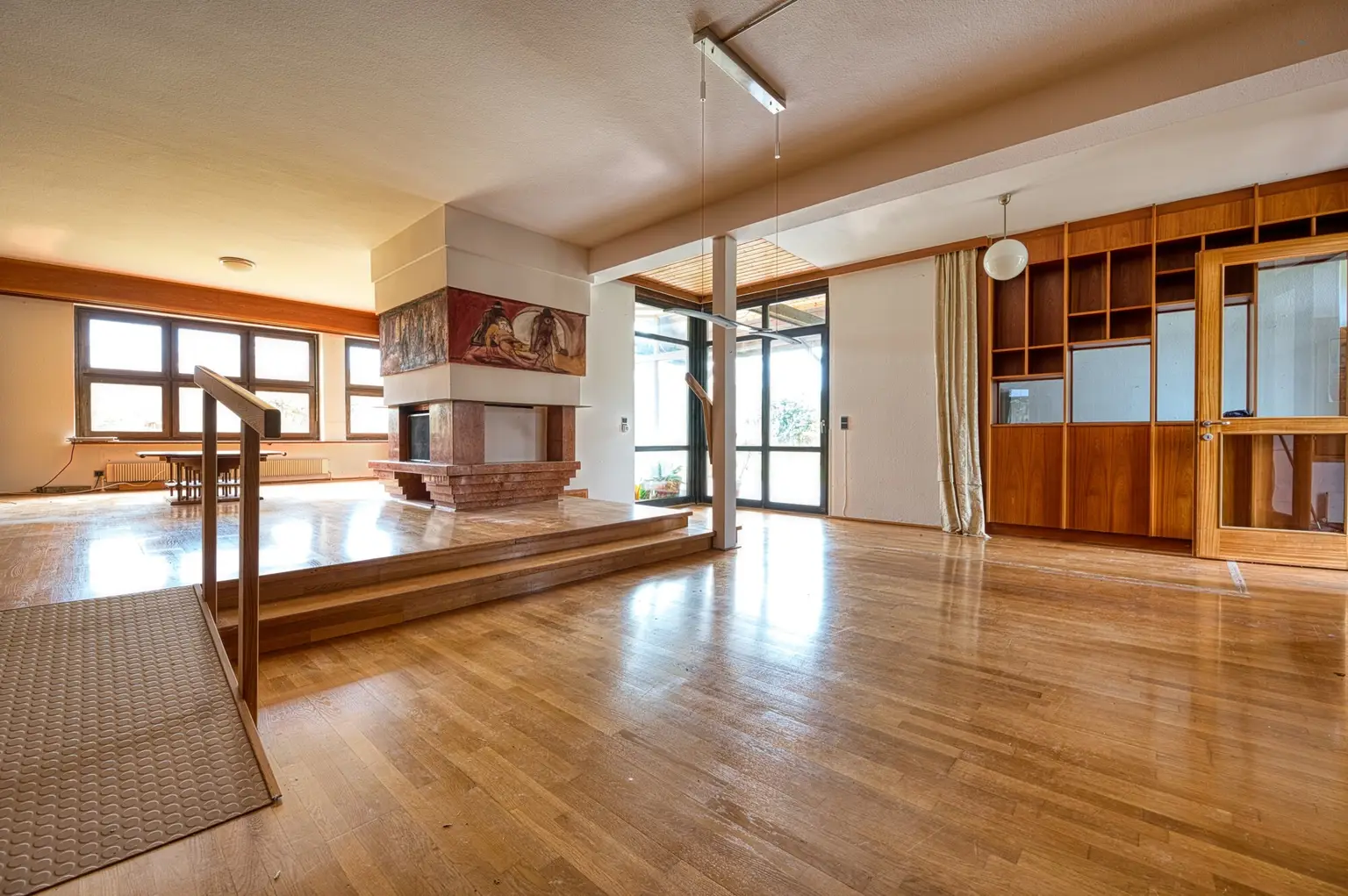 Sie brauchen viel Platz? Wir haben die Lösung. Sanierungsbedürftiges Architektenhaus in bester Lage.