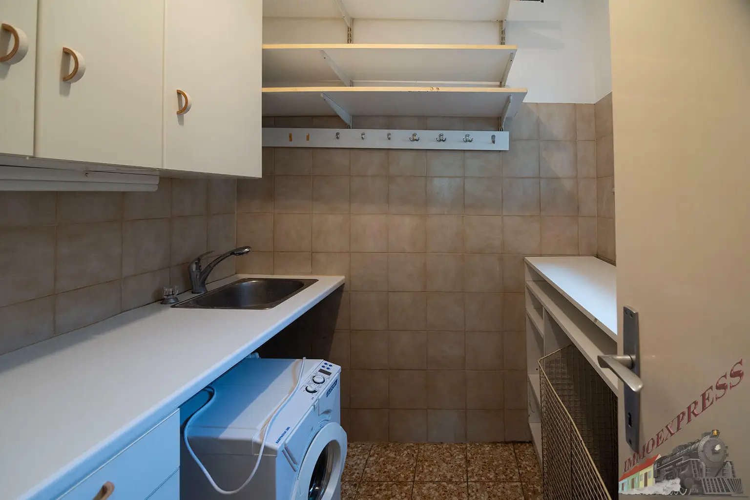 Architektenhaus mit Schwimmhalle in Ruhelage