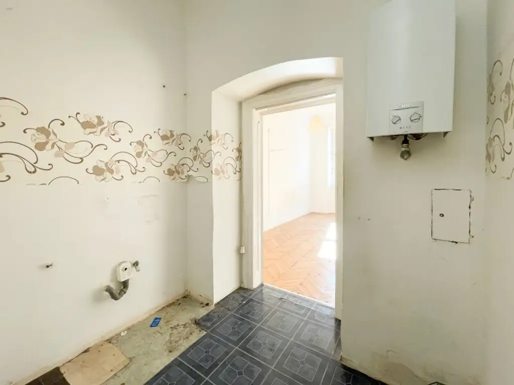 NÄHE AUGARTEN: 2,5-Zimmer-Altbauwohnung mit großem Gestaltungspotenzial beim Wallensteinplatz