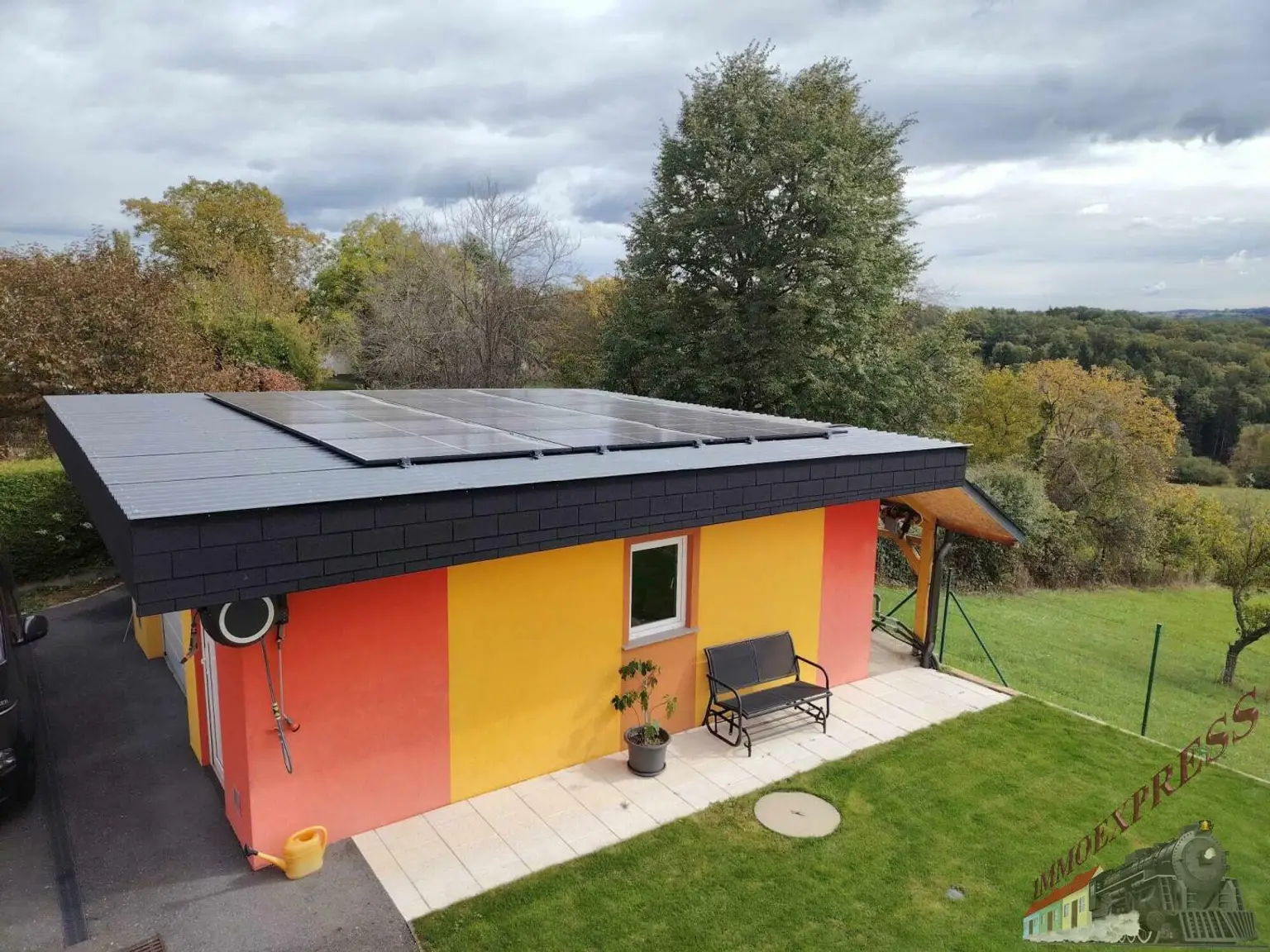 Tolles Einfamilienhaus mit Pool, Panorama-Ausblick und moderner PV-Anlage – hier fühlt sich Ihre Familie zuhause!