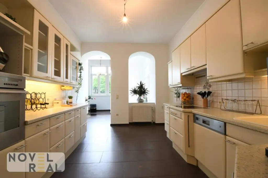 Sanierter Jugendstilaltbau mit Nebengebäude auf großem Grundstück mit Swimmingpool im Bezirk BADEN