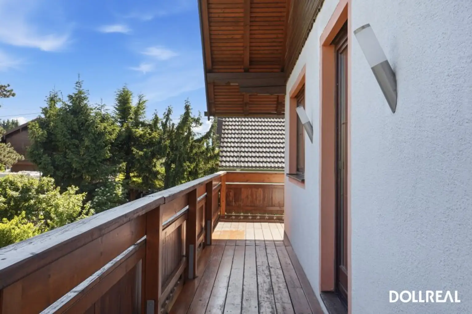 Gut nutzbarer, sonniger XL-Balkon.
