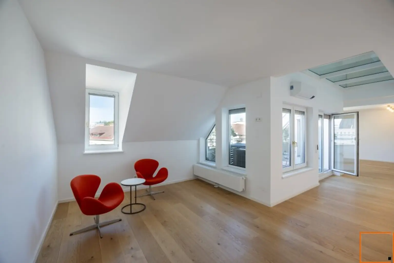 Dachgeschoßwohnung mit eingeschnittener Terrasse, vier Schlafzimmern und schönem Fernblick