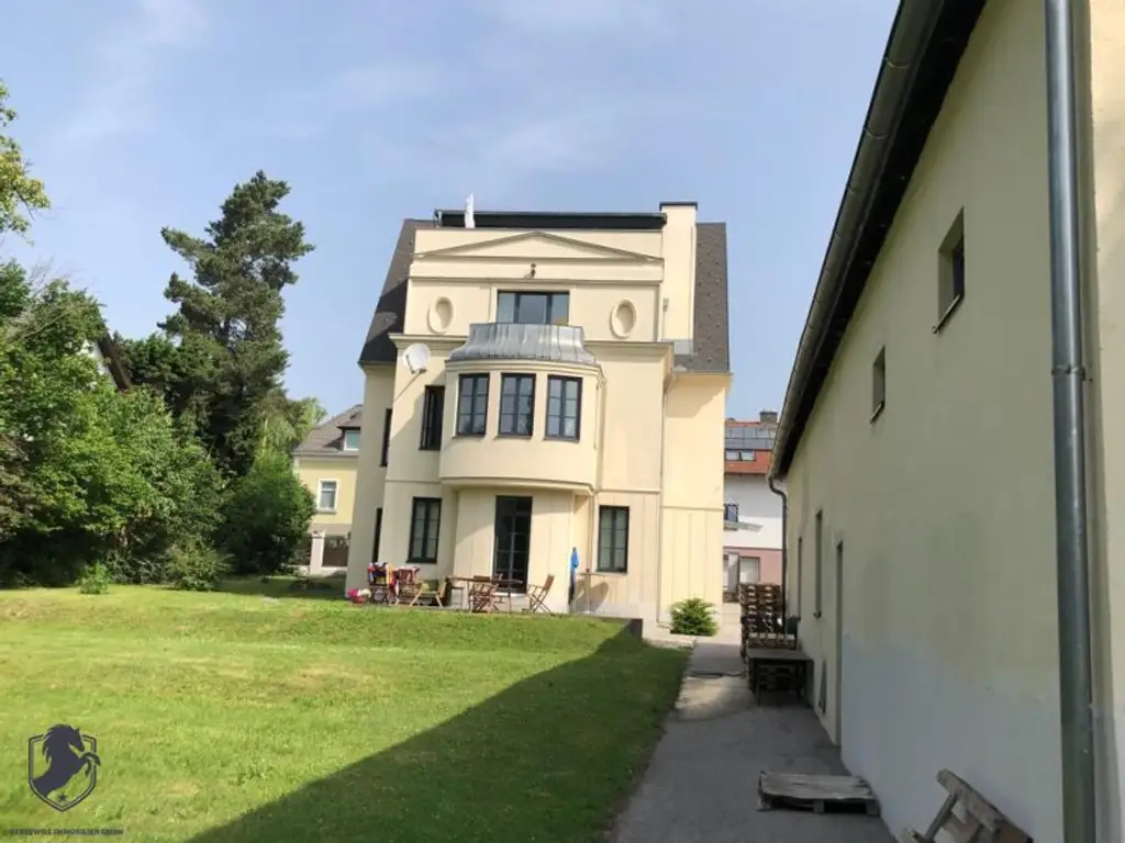 Außergewöhnliche Villa mit drei Wohneinheiten, Gewerbeeinheit & teilbarem Grundstück