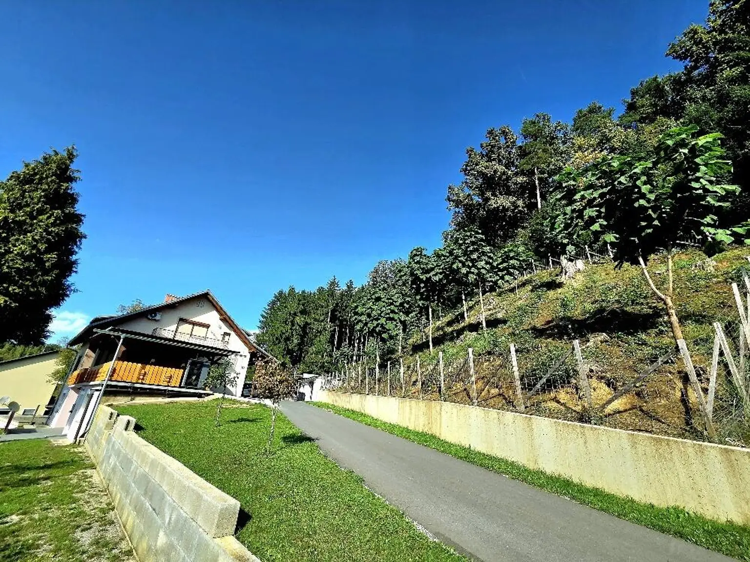 **Traumhaftes Mehrfamilienhaus im Grünen – Landleben pur!**