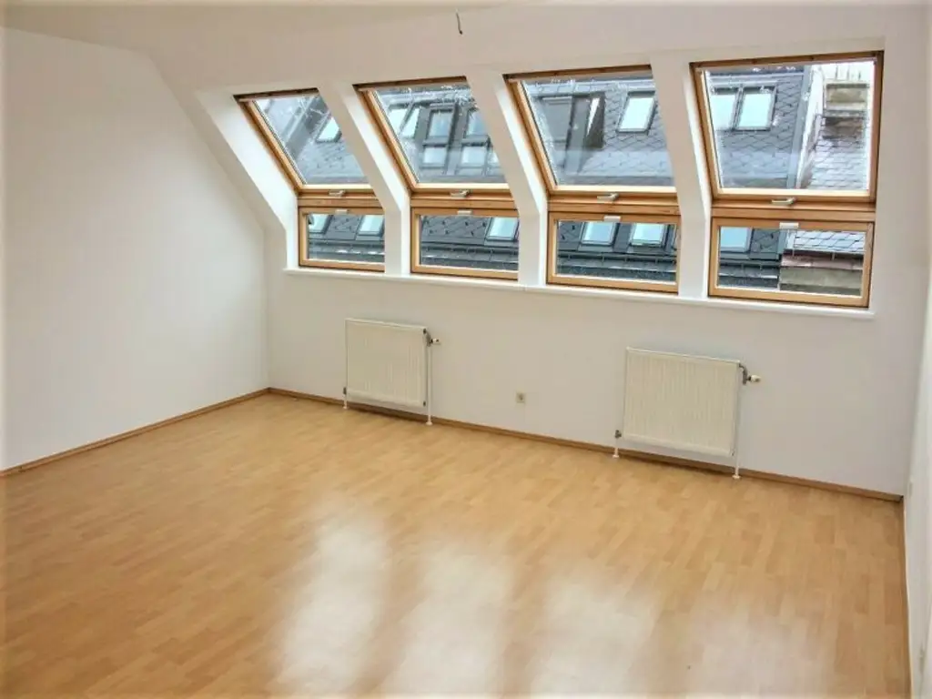 TERRASSENHIT, DACHGESCHOSS, 81 m2 Maisonette mit 12 m2 Terrasse, 3 Zimmer, Küche, Galerie, Wannenbad, Augarten-Nähe