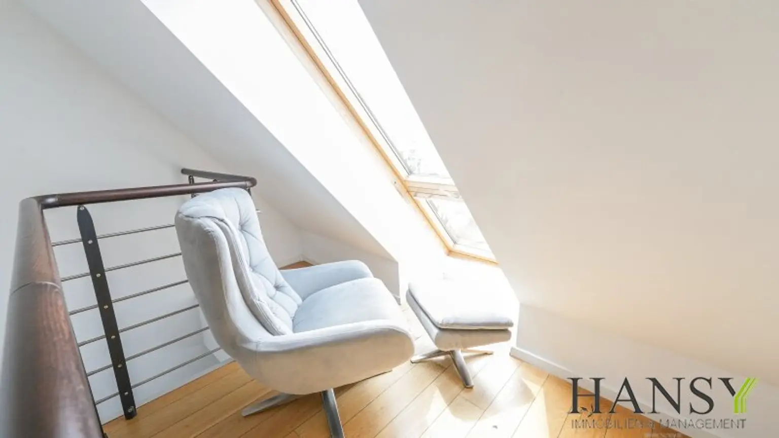 Voll möblierte Maisonette mit großer Terrasse & viel Platz – Dachgeschosswohnung in Toplage!