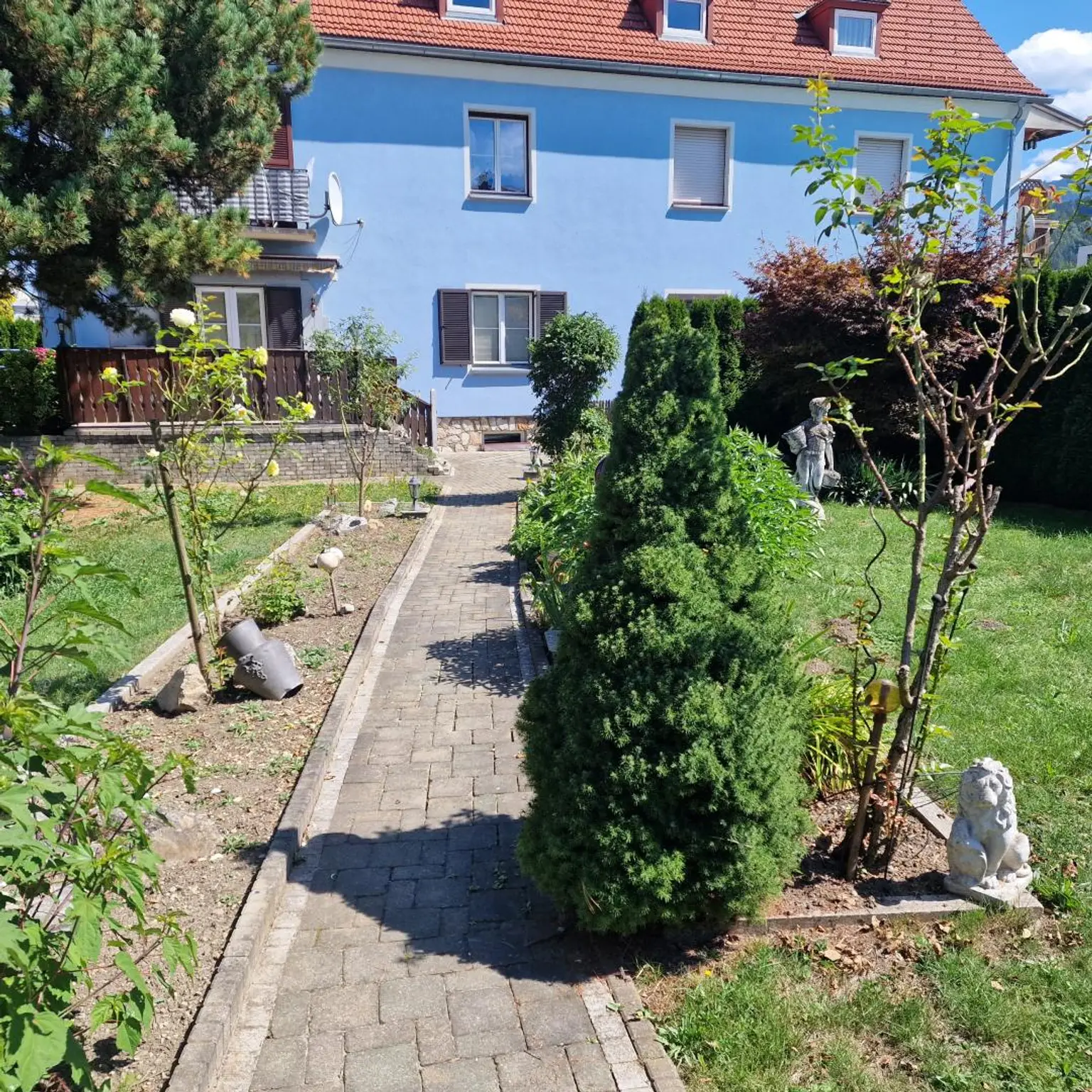 Gut aufgeteilte 3-Zimmer-Wohnung mit Terrasse und eigener Grünfläche