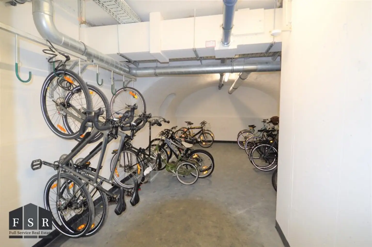 Alles da - Moderne und elegante Altbauwohnung mit Balkon in bester Lage + 1x Garagenplatz und Einbauküche im Preis inkludiert