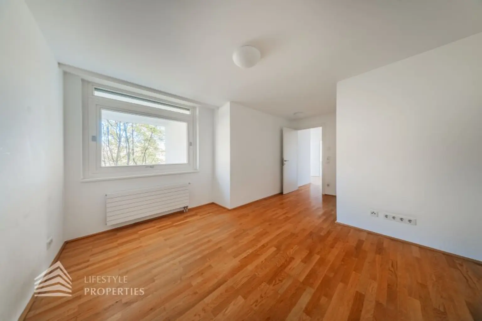 Wunderschöne 5 - Zimmer Wohnung mit Terrasse und Garten