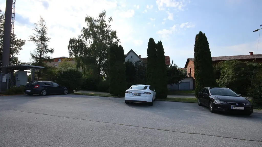 2-Zimmer-Dachgeschosswohnung mit Parkplatz und Klimaanlage!