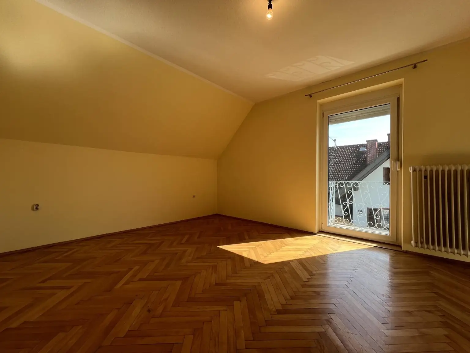 Zimmer mit Zugang Balkon OG