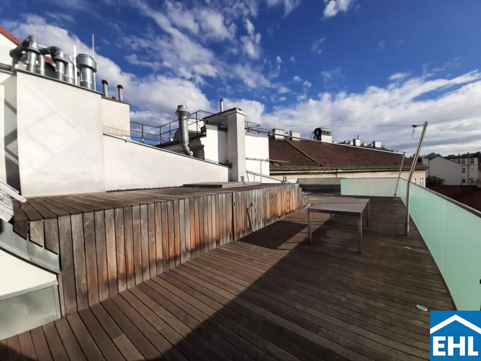 Designer Dachgeschoß-Wohnung mit großzügiger Terrasse auf einer Ebene