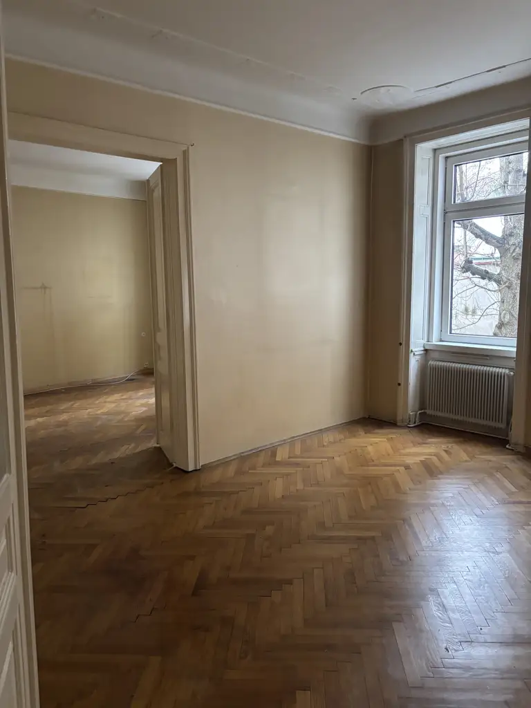 Sanierungsbedürftige 82m² Altbauwohnung mit mini Balkon in Hofruhelage!