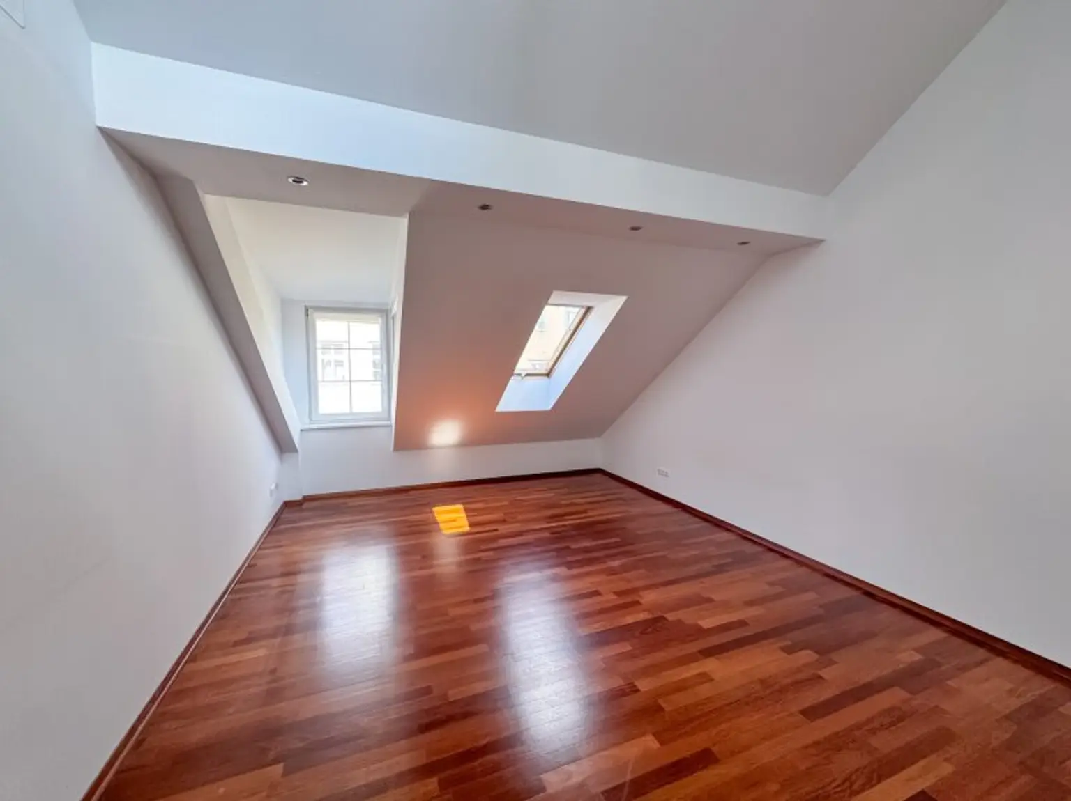 140 m2 große Drei-Zimmer Wohnung mit 40 m2 großer Dachterrasse! Neustiftgasse/ Sankt-Ulrich-Platz!