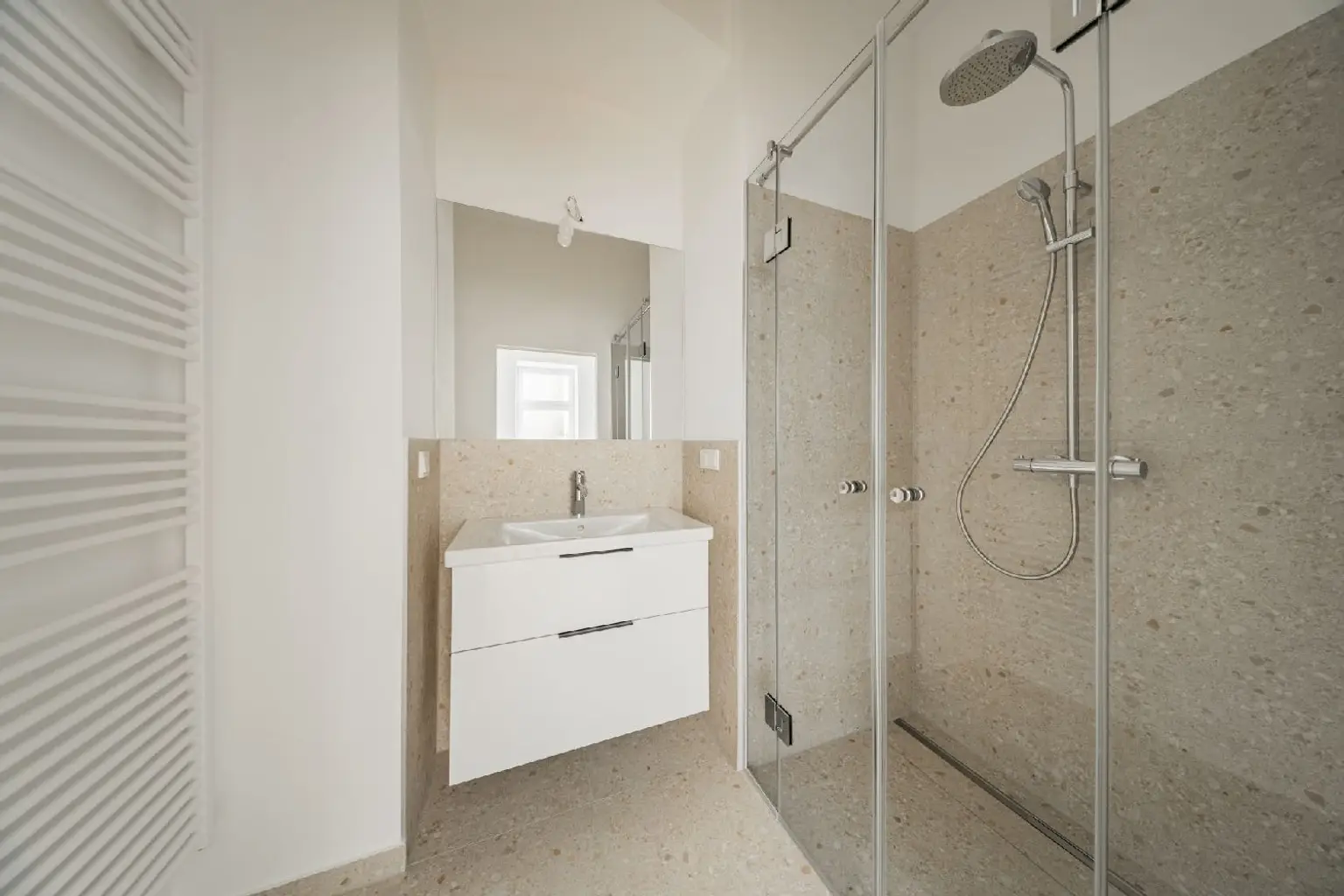 Altbaucharme neu interpretiert – 2 Zimmer im Erstbezug!