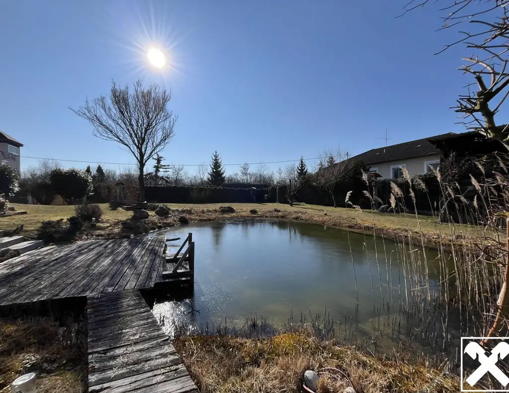 Baugrundstück mit idyllischem Schwimmteich