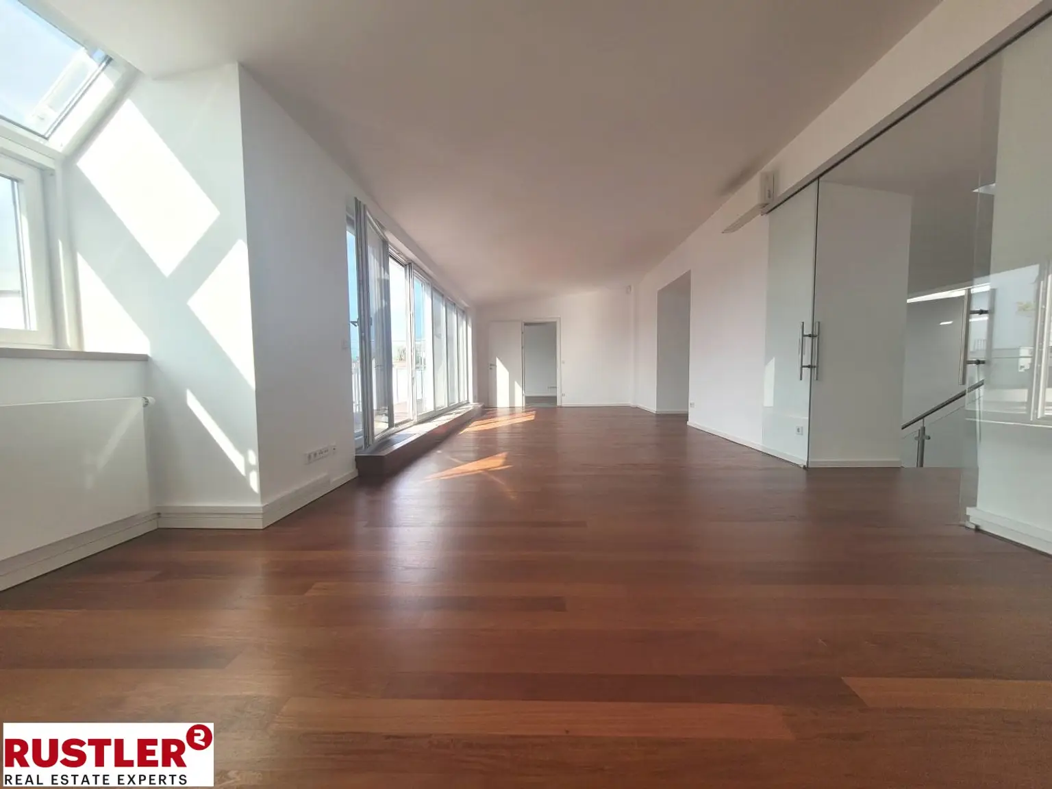 TRAUMHAFTE DG-WOHNUNG MIT BLICK AUF DIE KARLSKIRCHE!