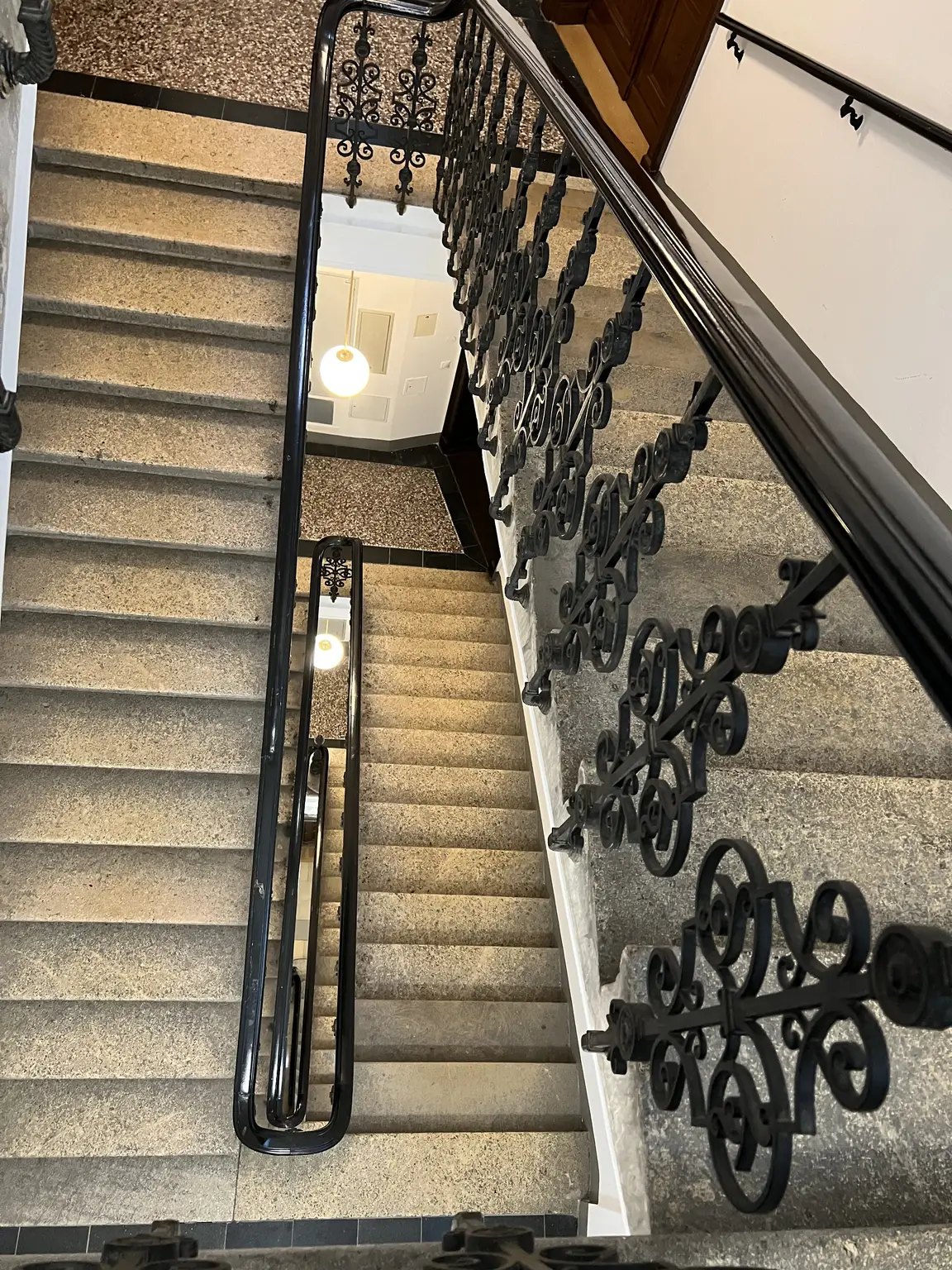 Top-Lage beim Stephansplatz: Moderne, klimatisierte Dachgeschoßwohnung im stilvollen Haus