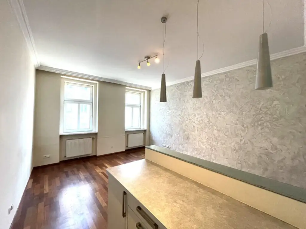 Altbau-Flair mit Balkon -   2-Zimmer Wohnung  - in Naschmarktnähe!