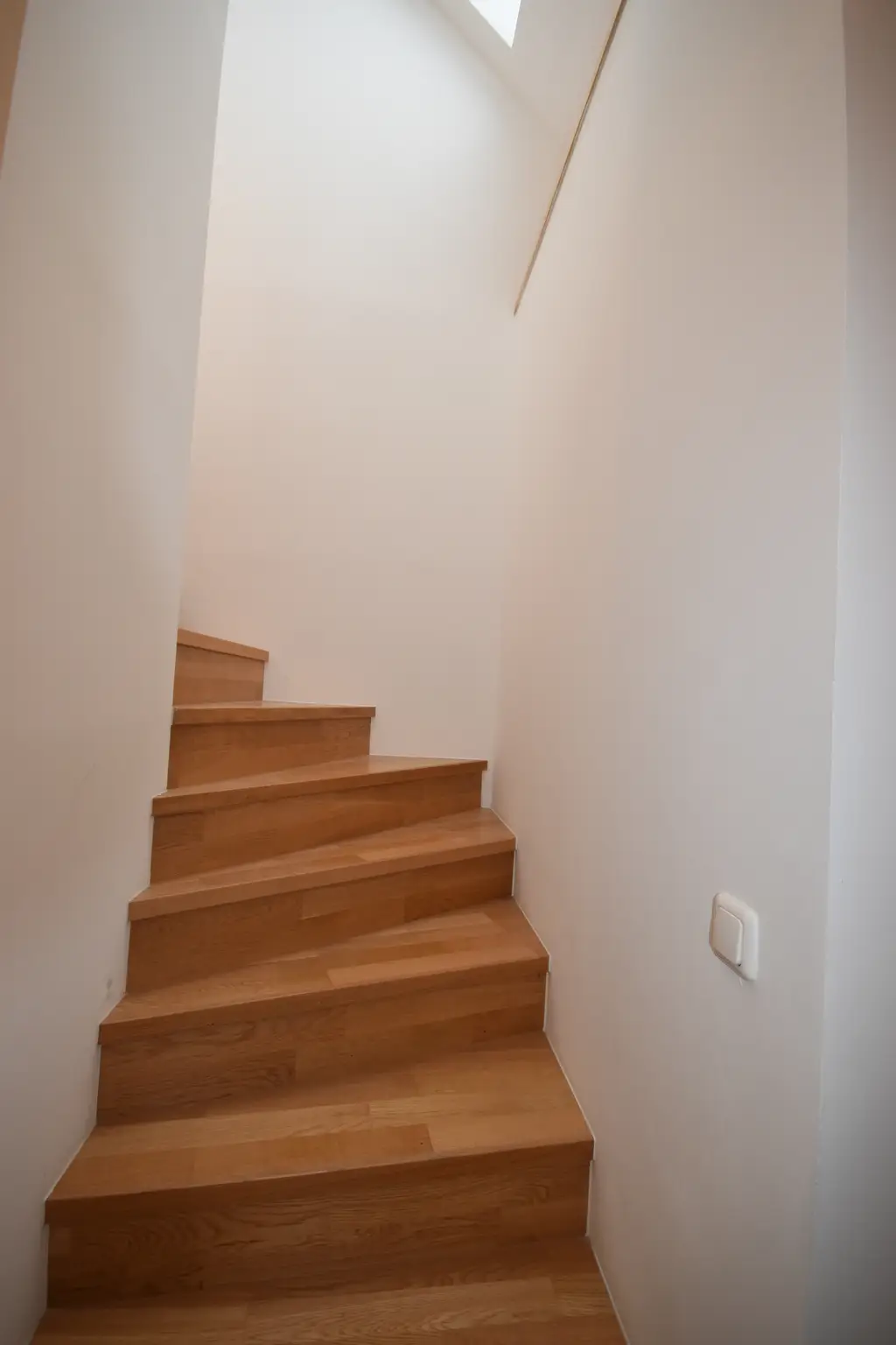 "17. BEZIRK - Wohnen über den Dächern von Wien – Helle Maisonette mit großer Dachterrasse"