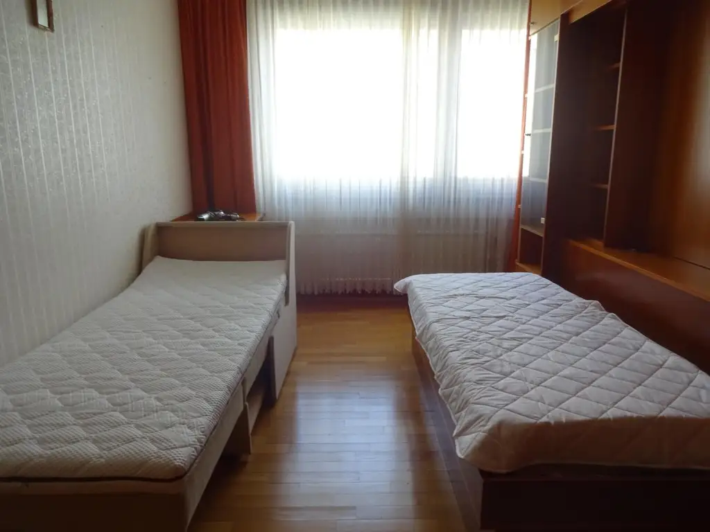 MÖBLIERTE ZWEI ZIMMER WOHNUNG IM 10TEN!