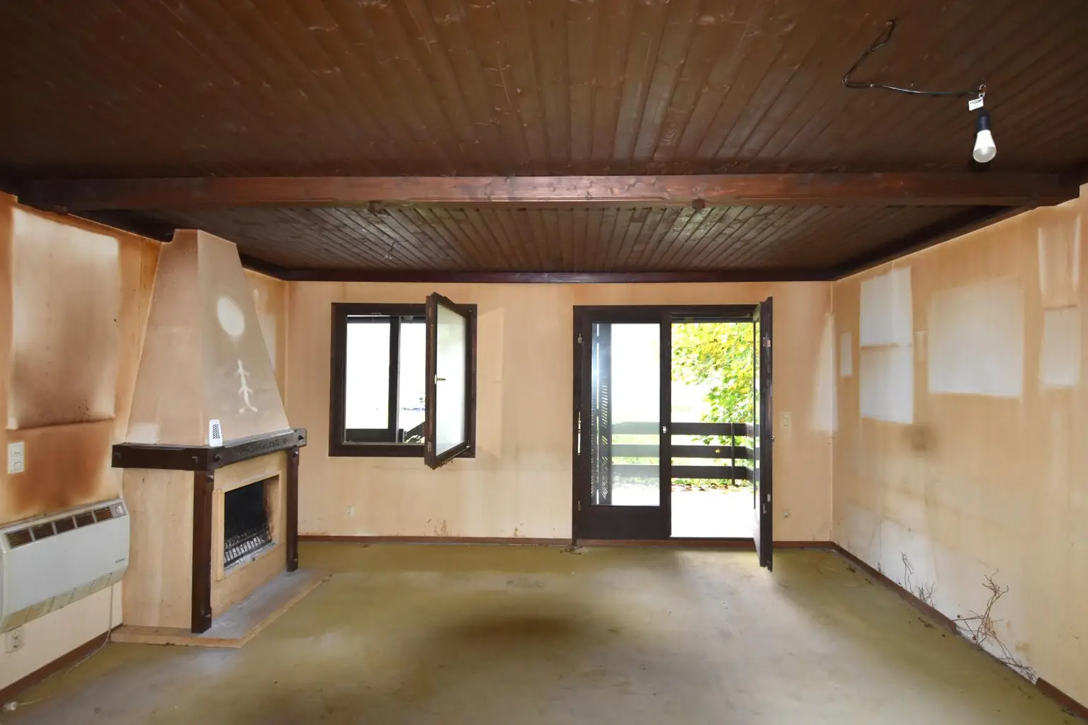 Grundstück mit Blick auf die Donau und sanierungsbedürftigem Bungalow