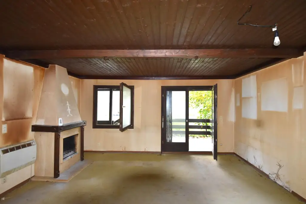 Grundstück mit Blick auf die Donau und sanierungsbedürftigem Bungalow