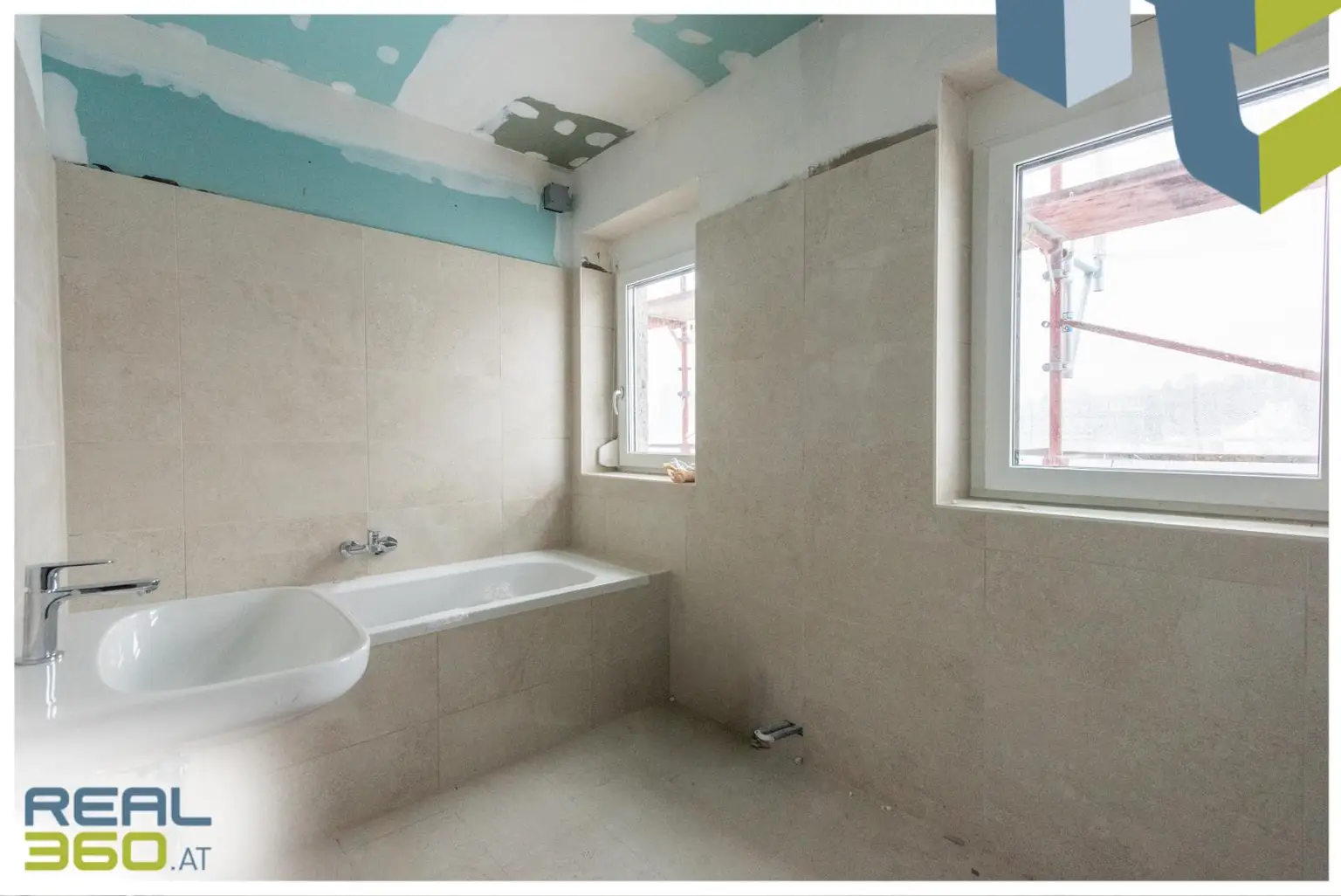 Badezimmer mit 2 Fenstern