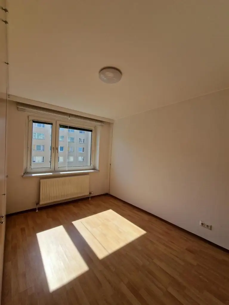 "Helle 3-Zimmerwohnung in zentraler Ruhelage - gute Verkehrsanbindung - WG geeignet"